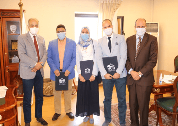 The President of Nahda University honors the team of researchers participating in studying the effectiveness of some natural products as anti-corona virus