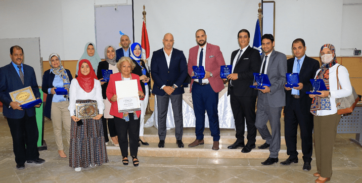 كلية إدارة الأعمال جامعة النهضة تُكَرِم المتميزين خلال العام الجامعي 2020 / 2021