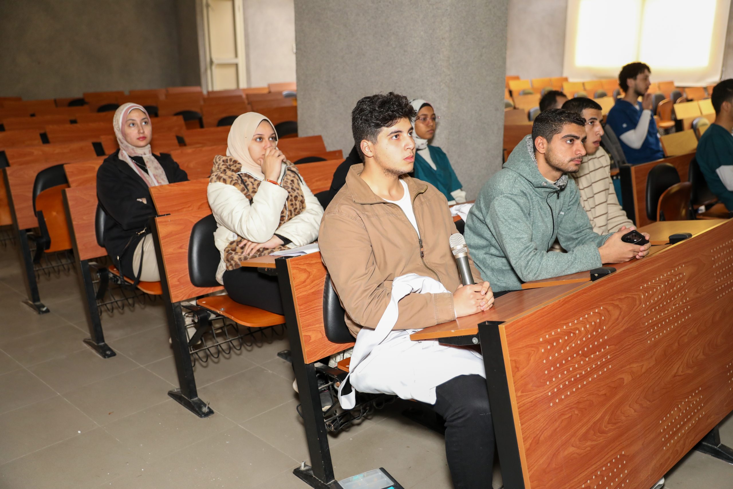 محاضرة علمية متخصصة من جامعة فيينا الطبية لطلاب طب الفم والأسنان جامعة النهضة