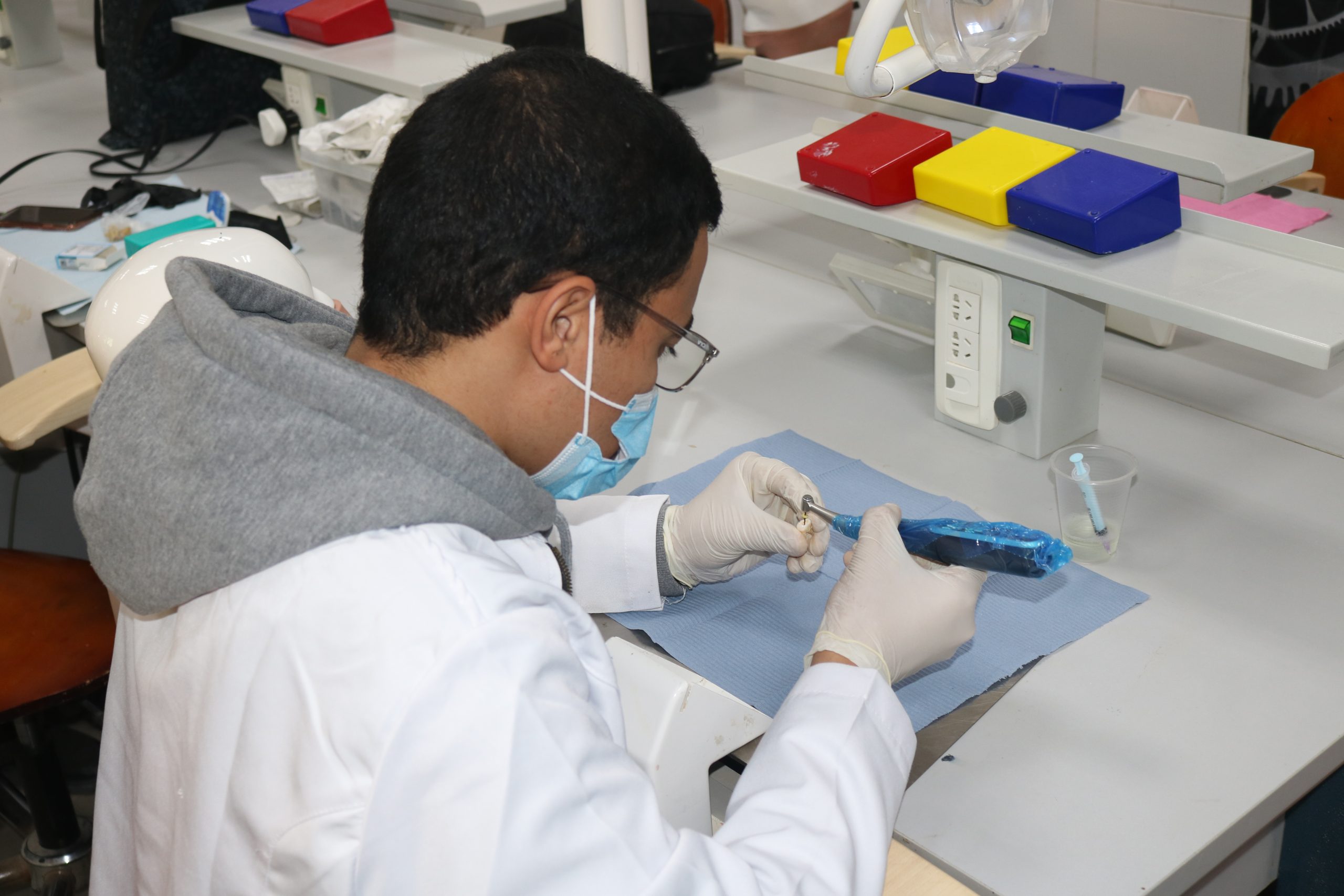 كلية طب الفم والأسنان تنظم يومًا علميًا وورشة عمل متخصصة في أحدث تقنيات علاج الجذور