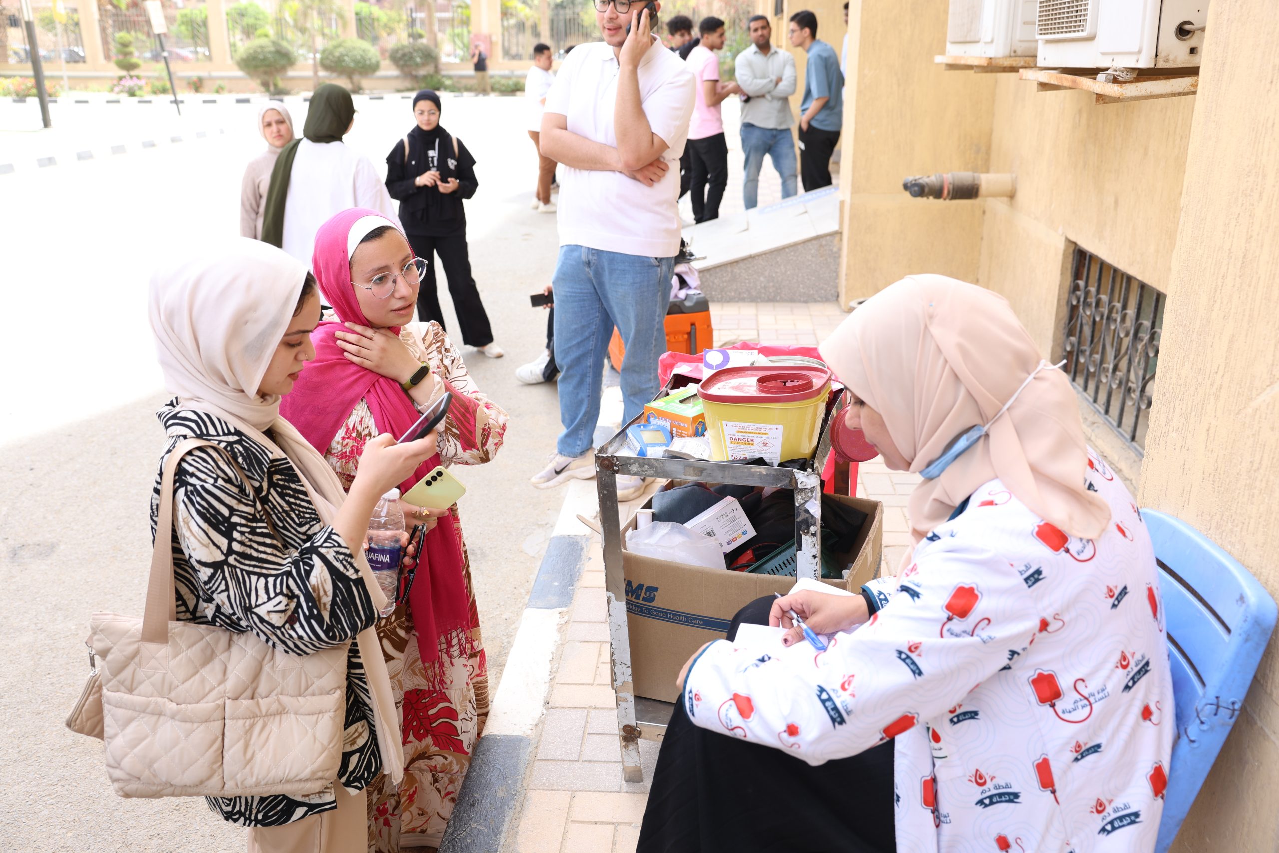 طلاب جامعة النهضة يقودون حملة للتبرع بالدم دعماً لبنوك الدم المصرية