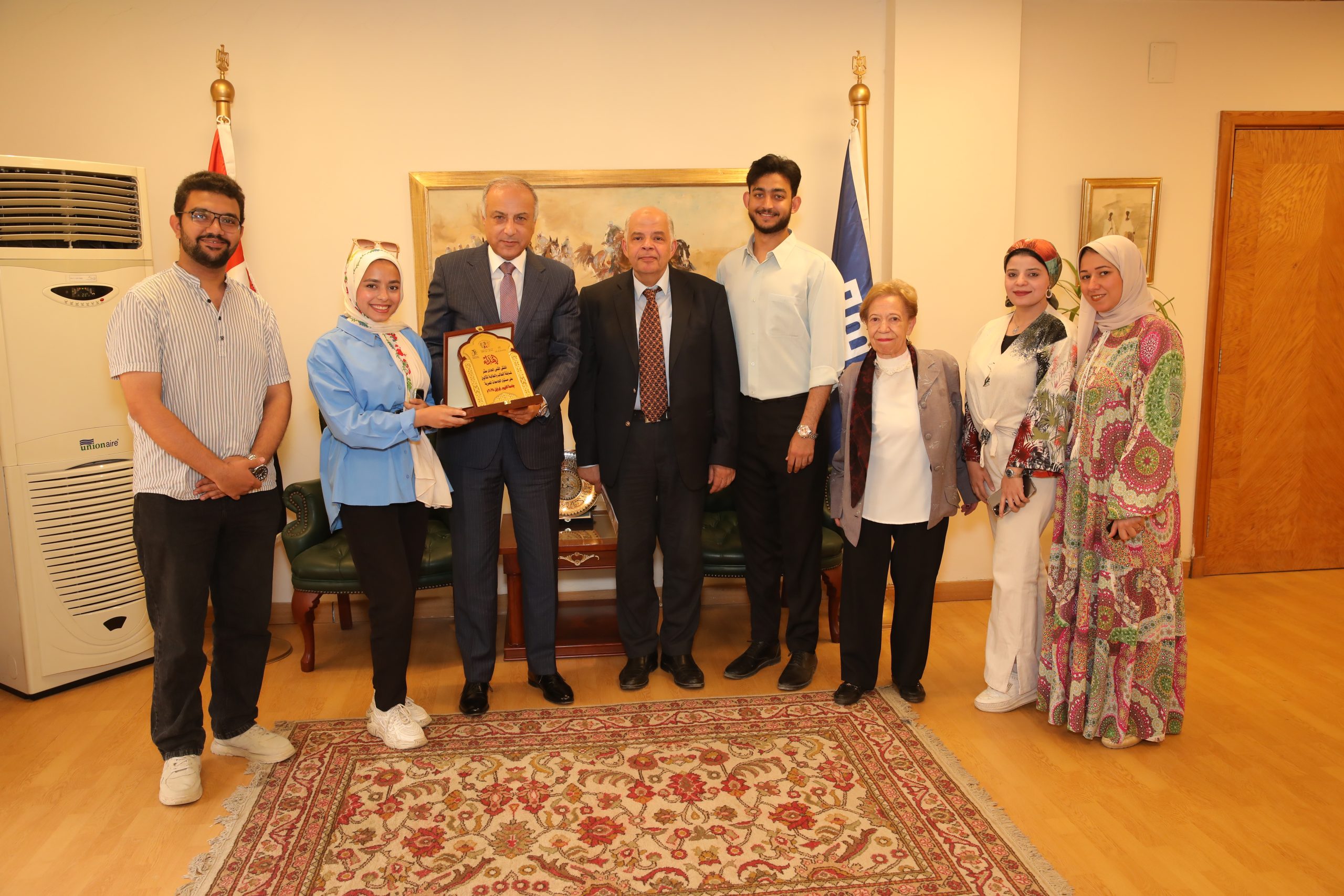 رئيس جامعة النهضة يكرم الطلاب المشاركين في ملتقي الطلاب المثاليين بجامعة الفيوم